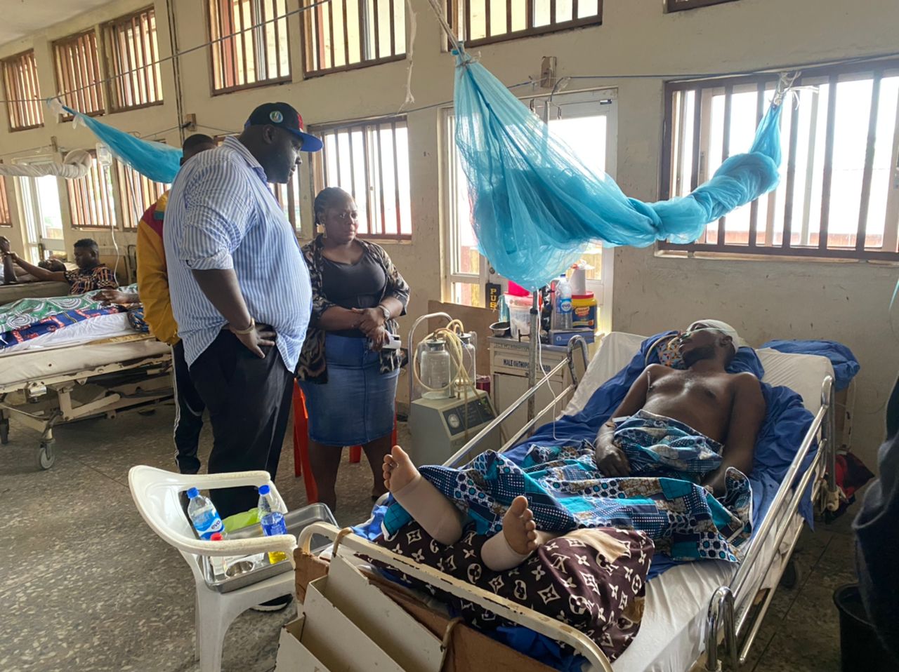 BACOCO LANDSLIDE: ASUQUO EKPENYONG VISIT VICTIMS, OFFSET MEDICAL BILLS AND DONATE CASH TO SECURE THEM NEW ACCOMMODATIONS.