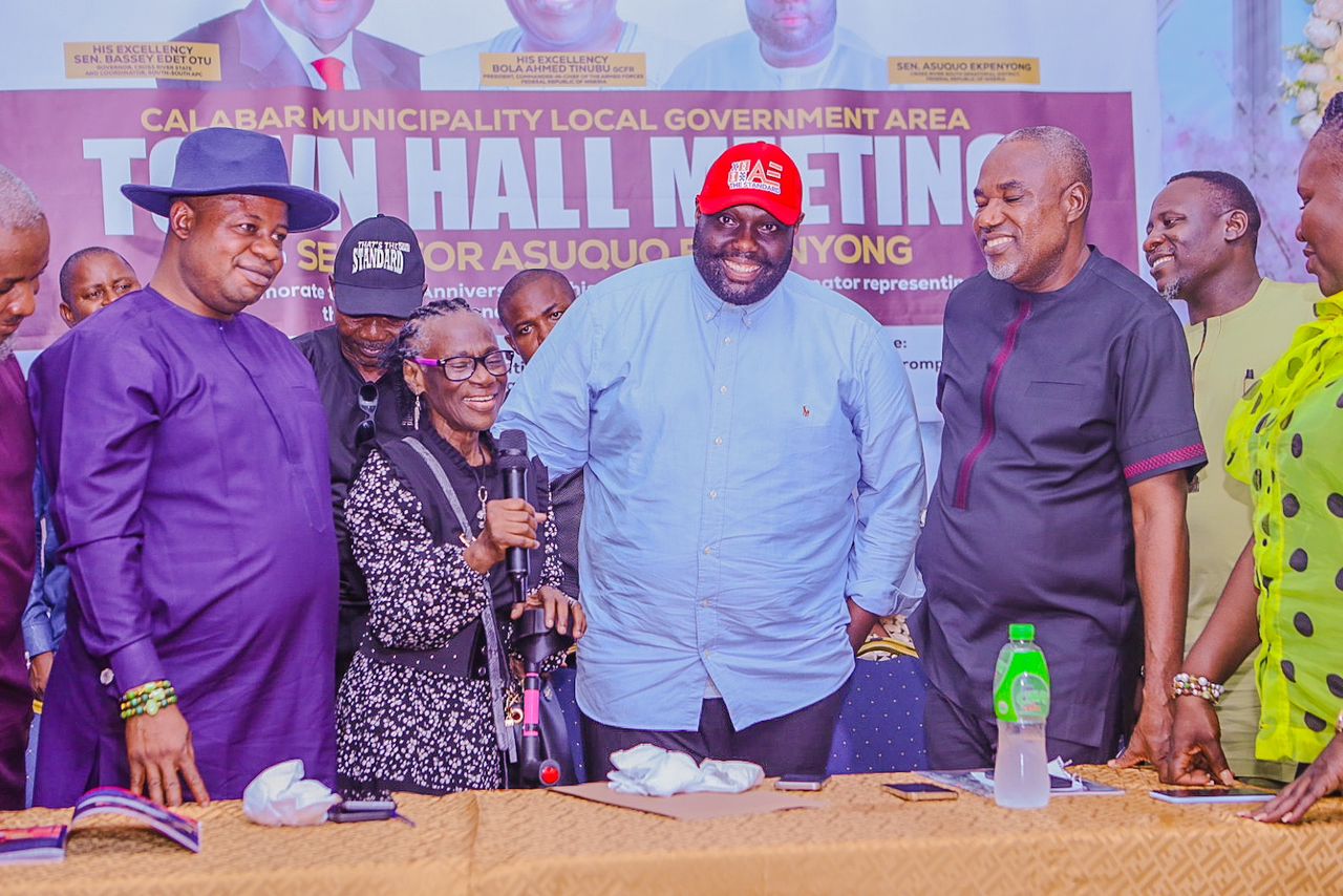 TOWN HALL MEETING: AGED WOMAN DONATES LAND TO ASUQUO EKPENYONG FOR HEALTH DEVELOPMENT IN IKOT ANSA, CALABAR.